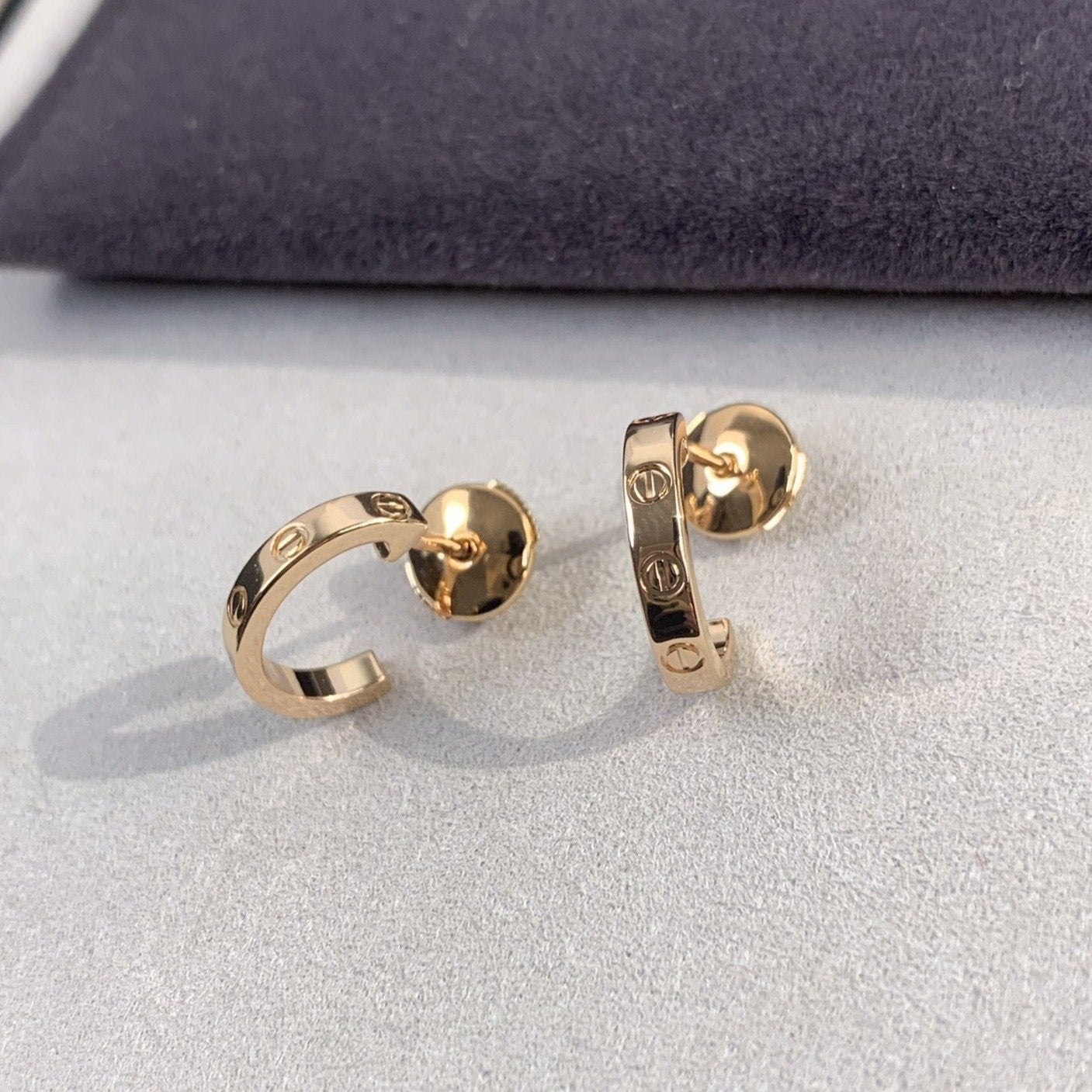 [クローバー・ジュエリー]LOVEピアス 2.65MM ピンクゴールド