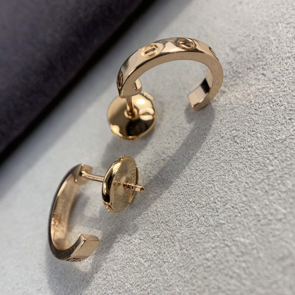 [クローバー・ジュエリー]LOVEピアス 2.65MM ピンクゴールド