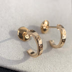 [クローバー・ジュエリー]LOVEピアス 2.65MM ピンクゴールド