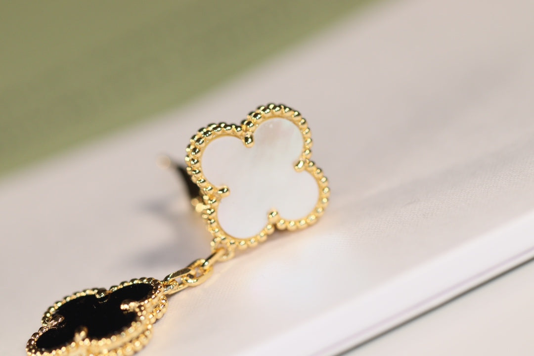 ```json
{
  "product_name": "[Clover Schmuck]KLEE OHRRINGE GOLD ONYX PERLMUTT 3 MOTIVE"
}
```