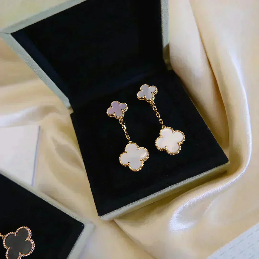 [Clover Jewelry]クローバー 2モチーフ白蝶貝ピアス