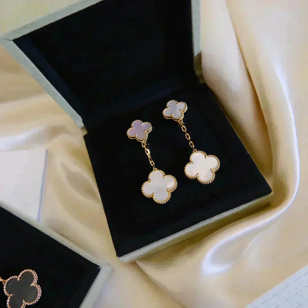 [Clover Jewelry]CLOVER ZWEIMOTIVIGE WEISSE PERLMUTT-OHRRINGE