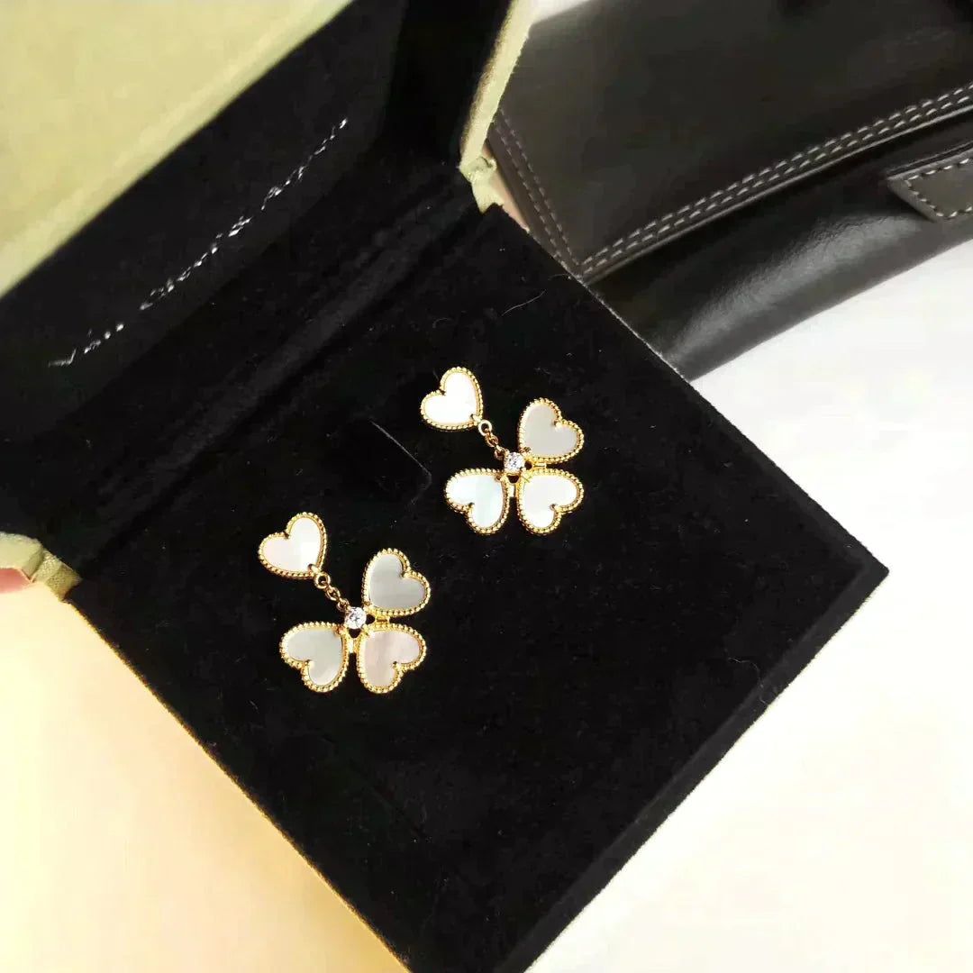 [Clover Jewelry]クローバースウィートホワイトマザーオブパールピアス