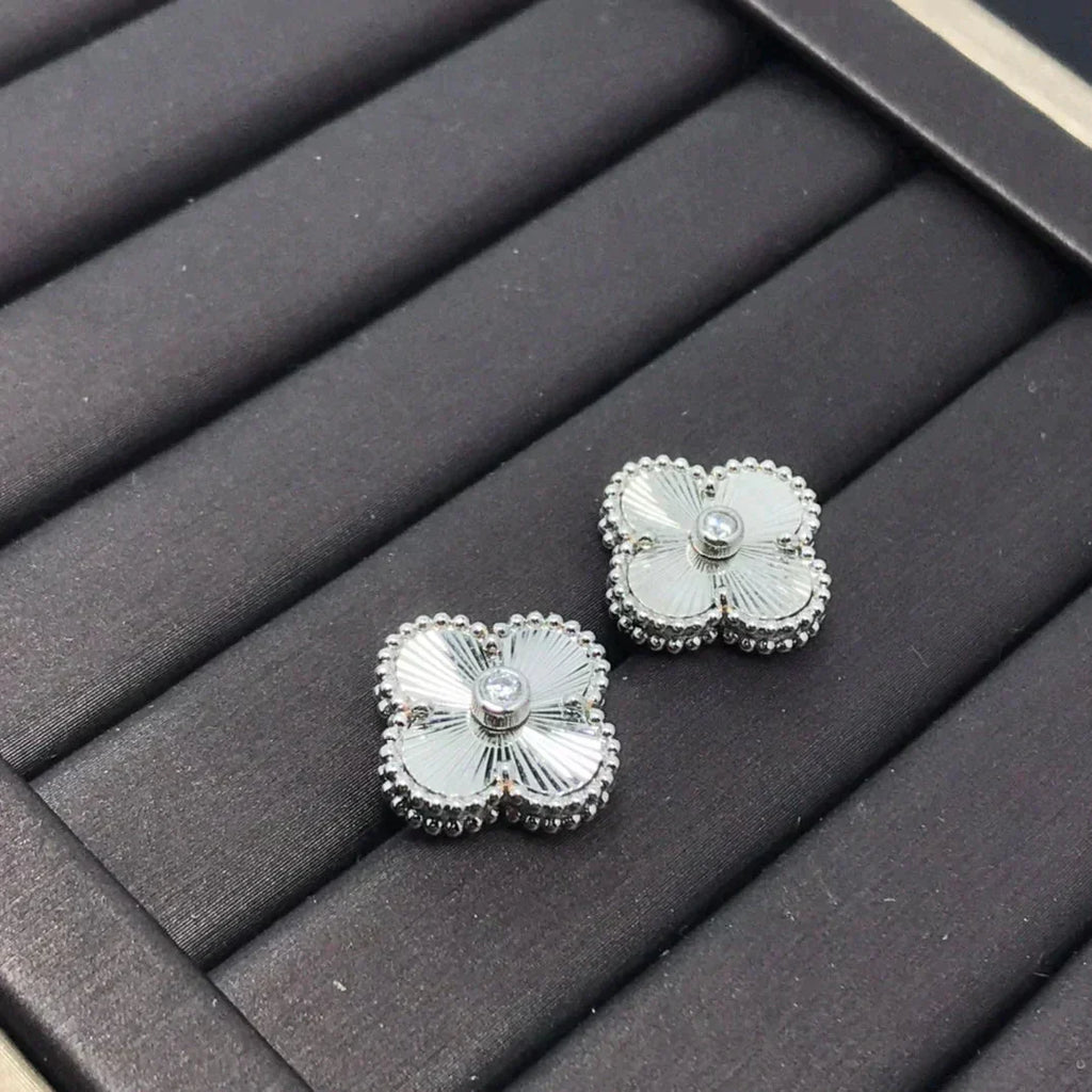 [Clover Jewelry]クローバーミニ9.5MMレーザーイヤリング