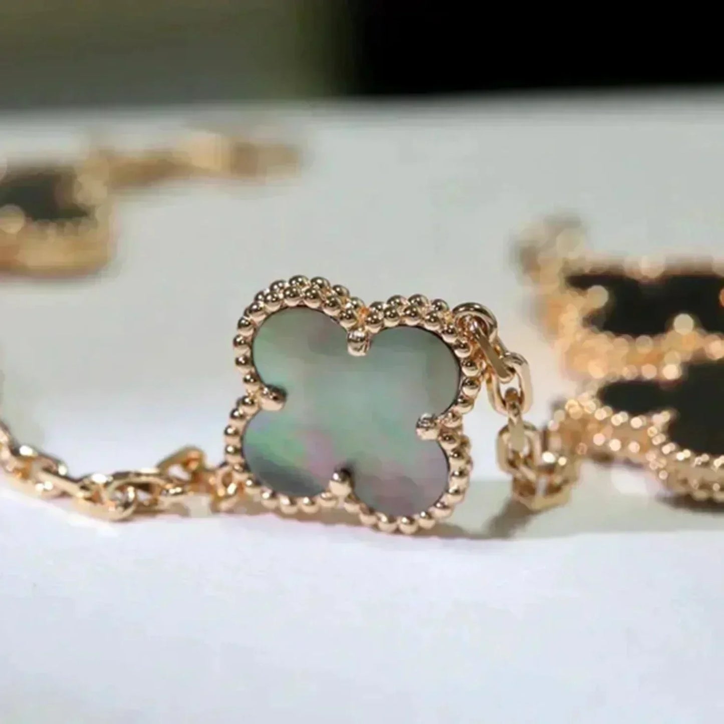 [Clover Jewelery]CLOVER 5 MOTIF GRAY MOP  BRACELET