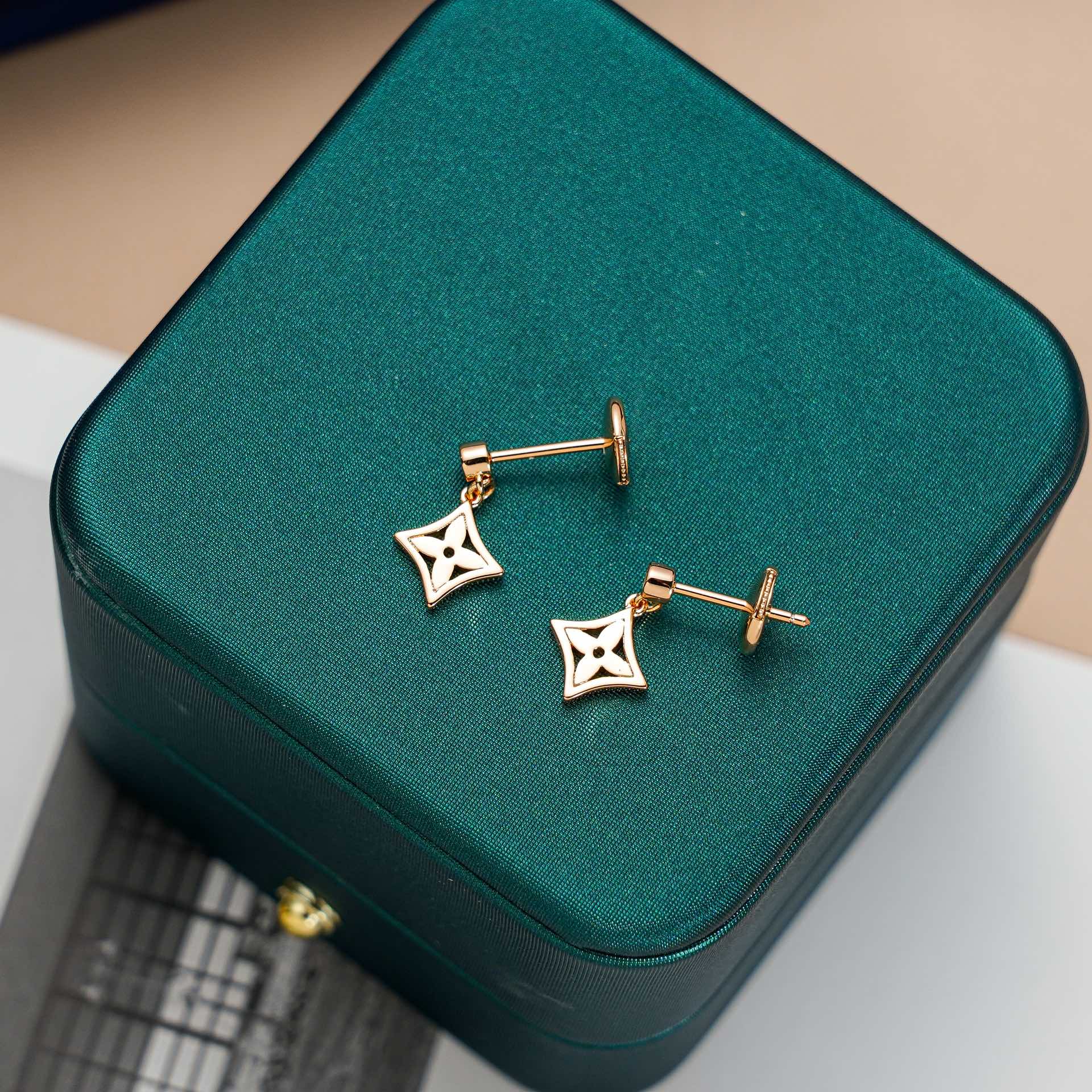 [Clover Jewelry]スターイヤリング ゴールド