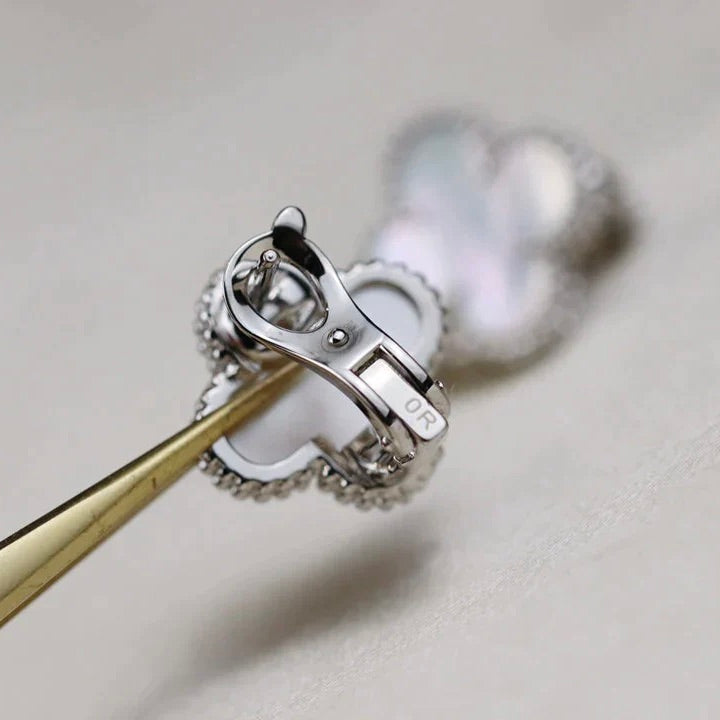 [Clover Jewelry]KLEEBRETT MITTEL 1 MOTIV WEISSE MOP-OHRRINGE SILBER