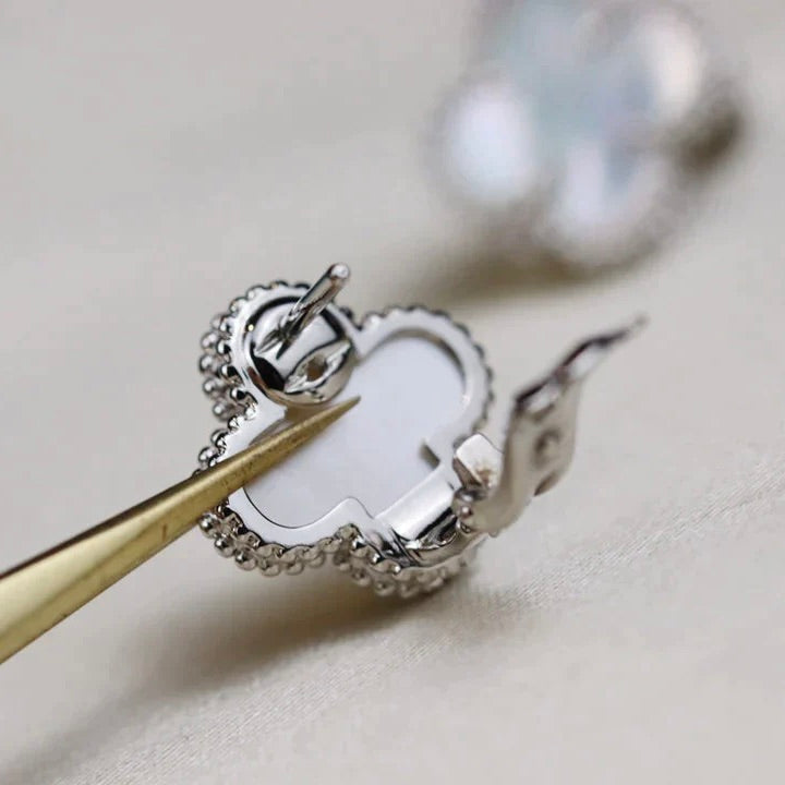 [Clover Jewelry]KLEEBRETT MITTEL 1 MOTIV WEISSE MOP-OHRRINGE SILBER