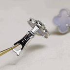 [Clover Jewelry]KLEEBRETT MITTEL 1 MOTIV WEISSE MOP-OHRRINGE SILBER