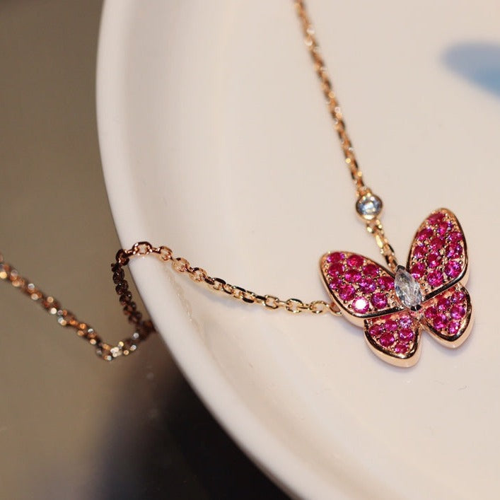 [Clover Jewelry]SCHMETTERLING ROTER DIAMANT ROSÉGOLD KETTE