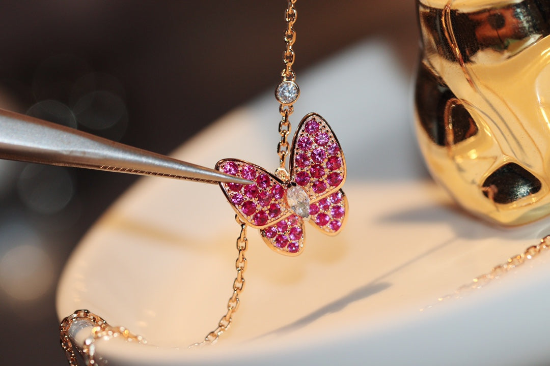 [Clover Jewelry]SCHMETTERLING ROTER DIAMANT ROSÉGOLD KETTE
