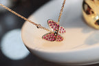 [Clover Jewelry]SCHMETTERLING ROTER DIAMANT ROSÉGOLD KETTE