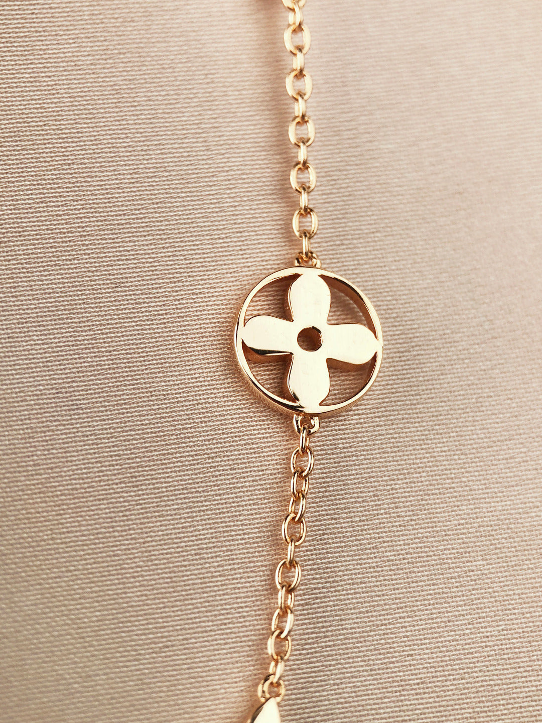 [Clover Jewellery] GOLDARMBAND MIT 7 MOTIVEN, STERN UND SONNE