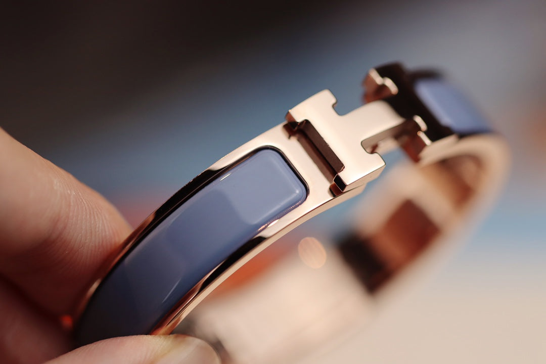 [クローバー・ジュエリー]Hブレスレット 12MM ブルーグレー