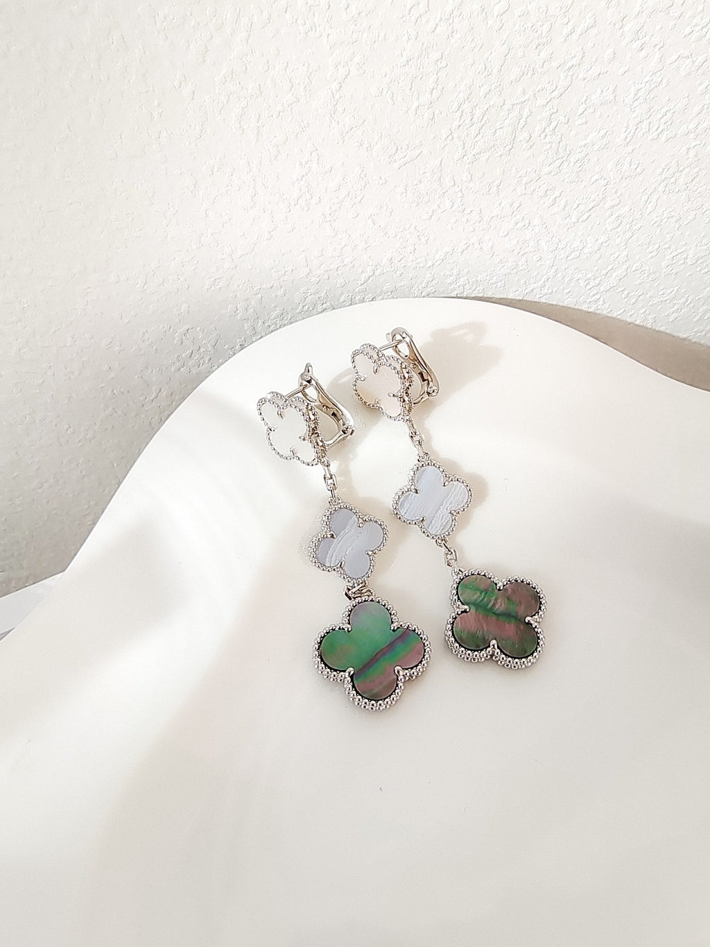 [Clover Jewelry]CLOVER 3 MOTIVE CHALCEDON DUNKEL PERLMUTT SILBER OHRRINGE