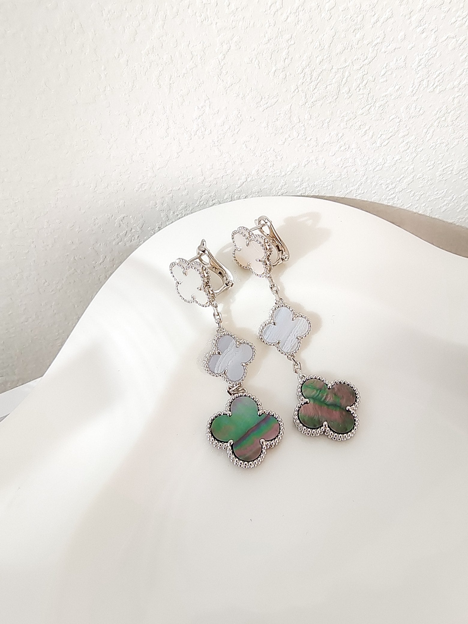 [Clover Jewelry]CLOVER 3 MOTIVE CHALCEDON DUNKEL PERLMUTT SILBER OHRRINGE