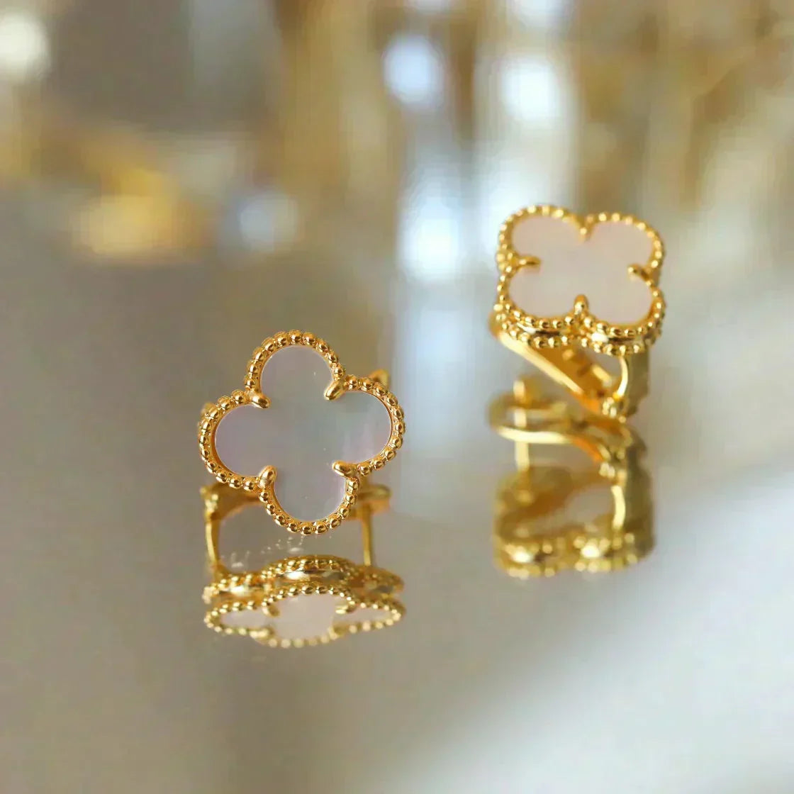 [Clover Jewelry]CLOVER MEDIUM 1 MOTIVE  WEIßES PERLMUTTER OHRLOCHSTELLER