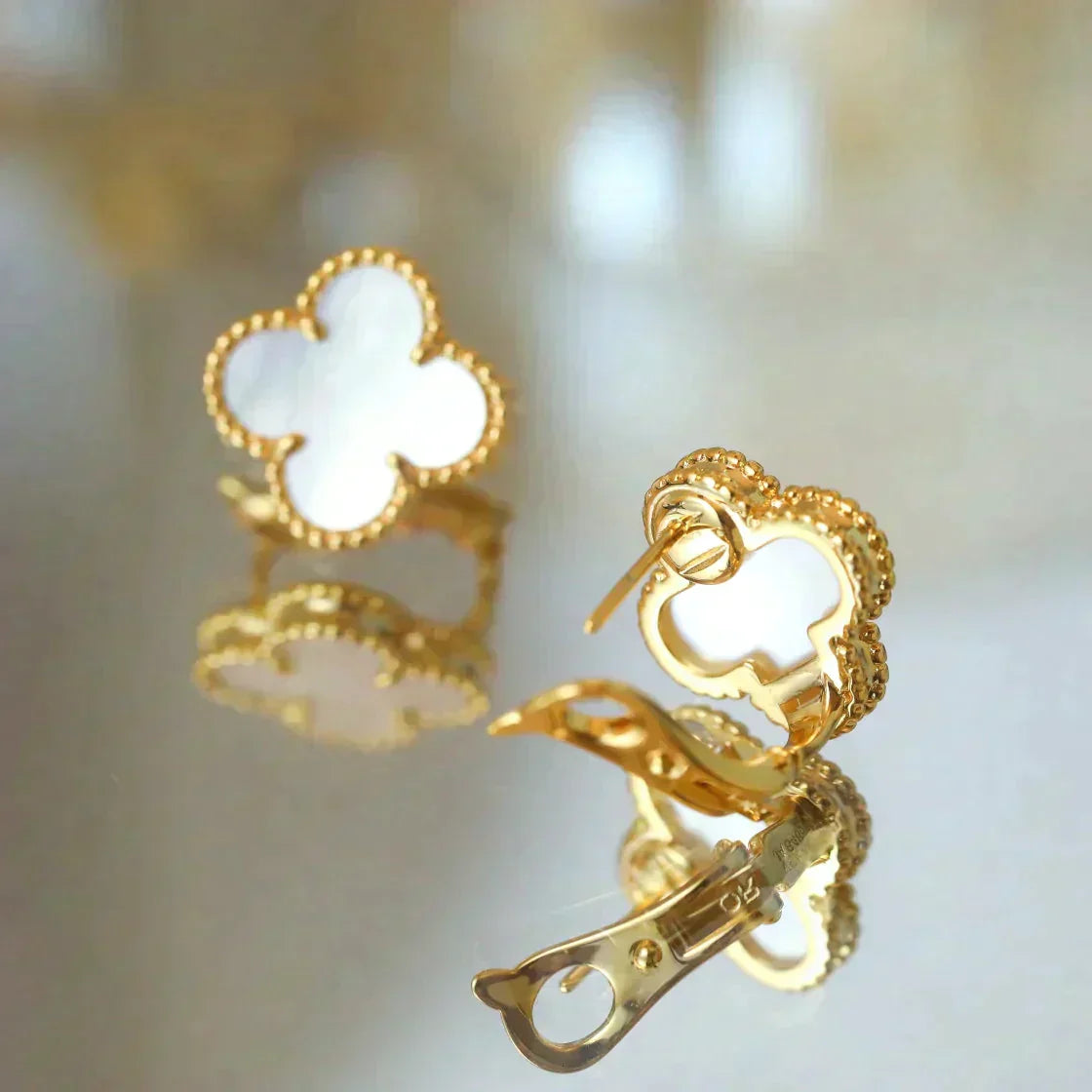 [Clover Jewelry]CLOVER MEDIUM 1 MOTIVE  WEIßES PERLMUTTER OHRLOCHSTELLER