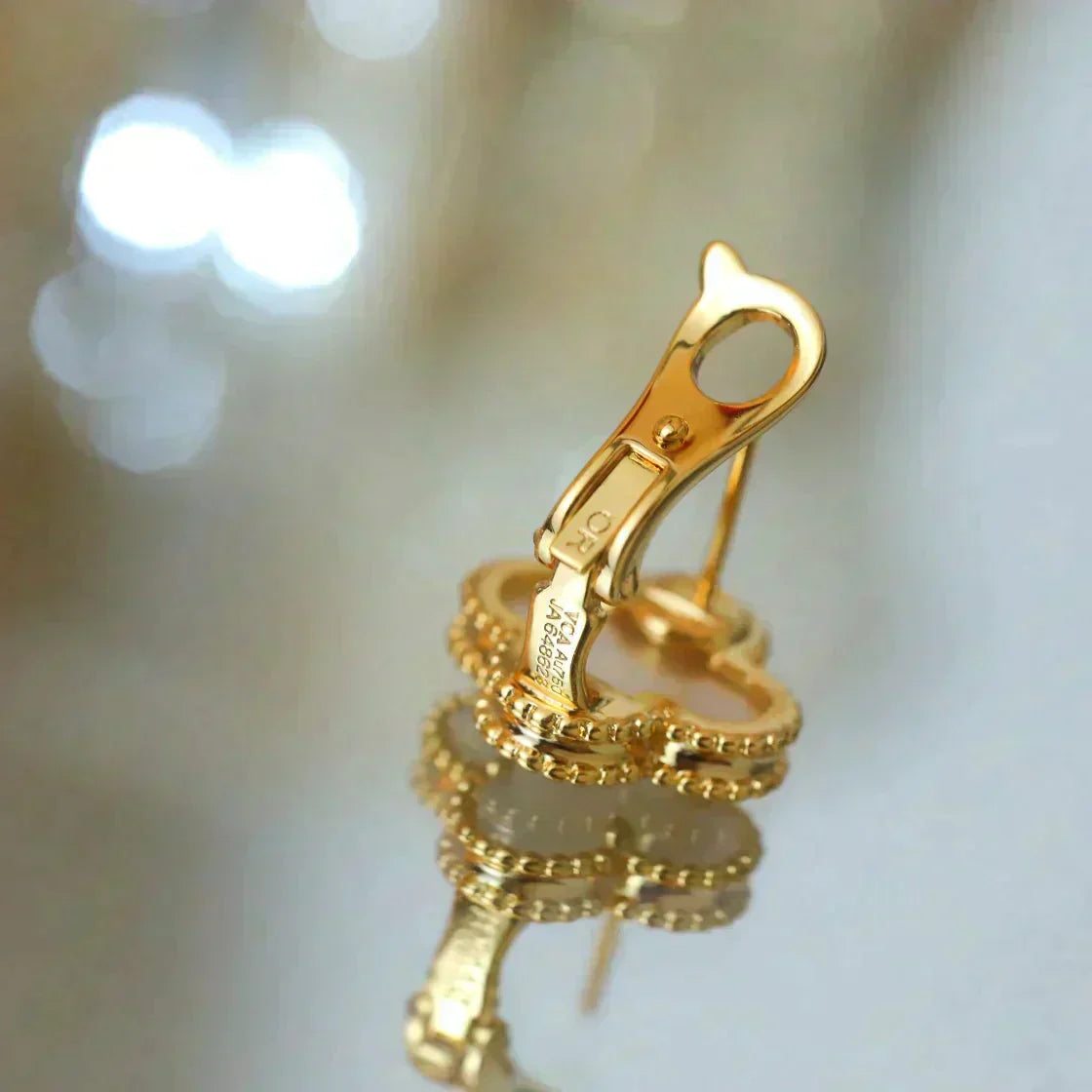 [Clover Jewelery]CLOVER MEDIUM 1 MOTIFS  WHITE MOP STUD EARRINGS