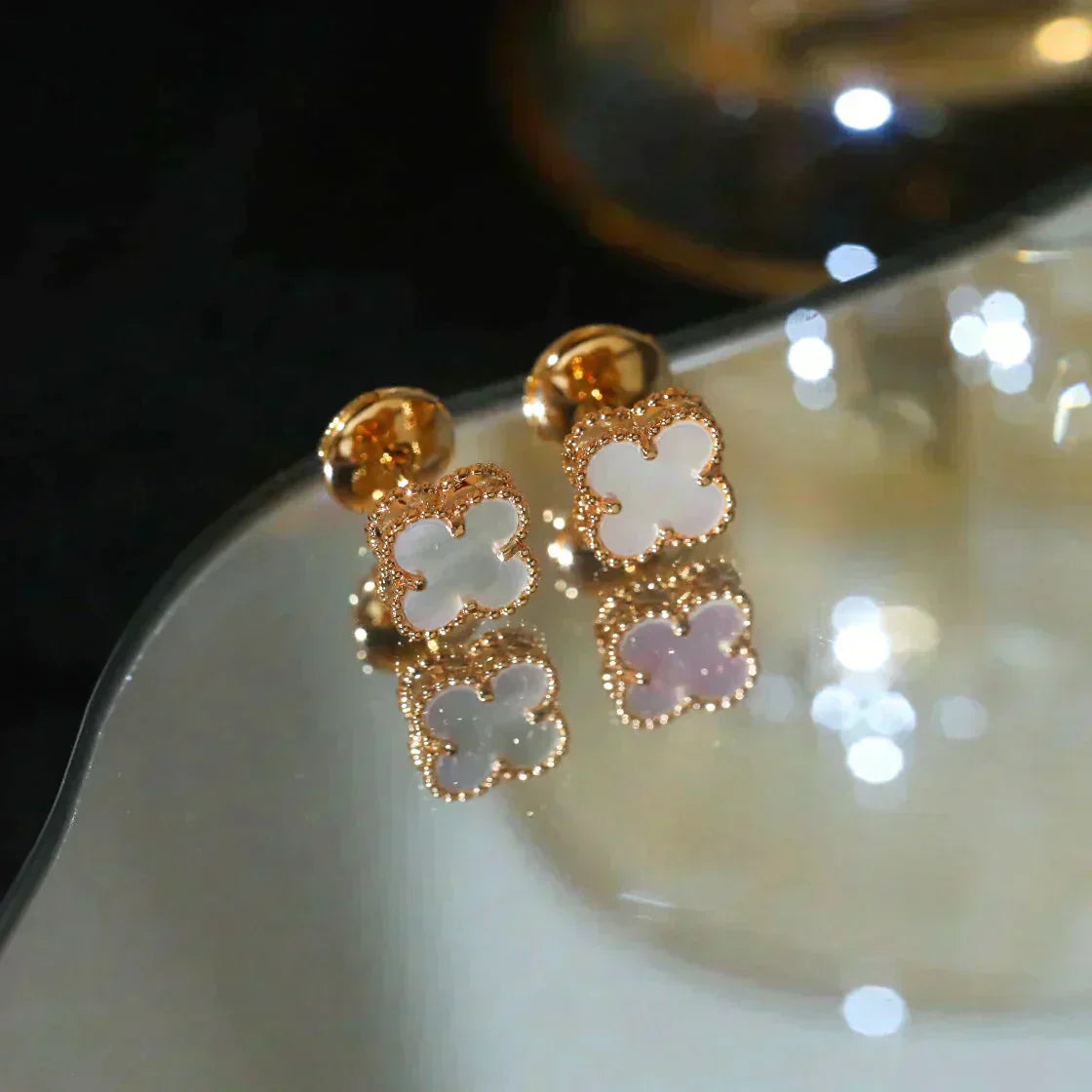 [Clover Jewelry]CLOVER MINI 9.5MM WEISSE PERLMUTT OHRRINGE