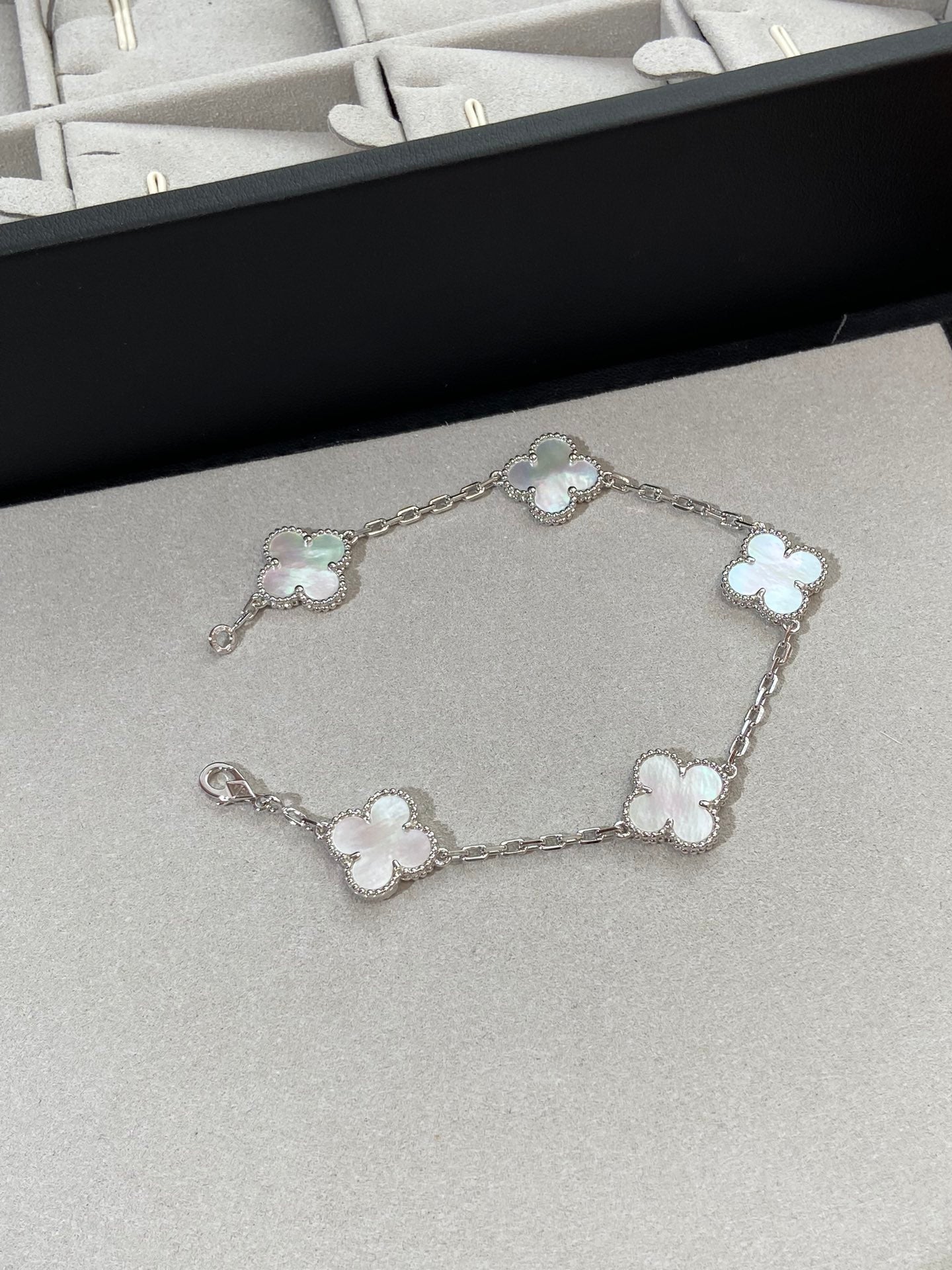 [Clover Jewelry]CLOVER SILVER MOP 5 MOTIF BRACELET