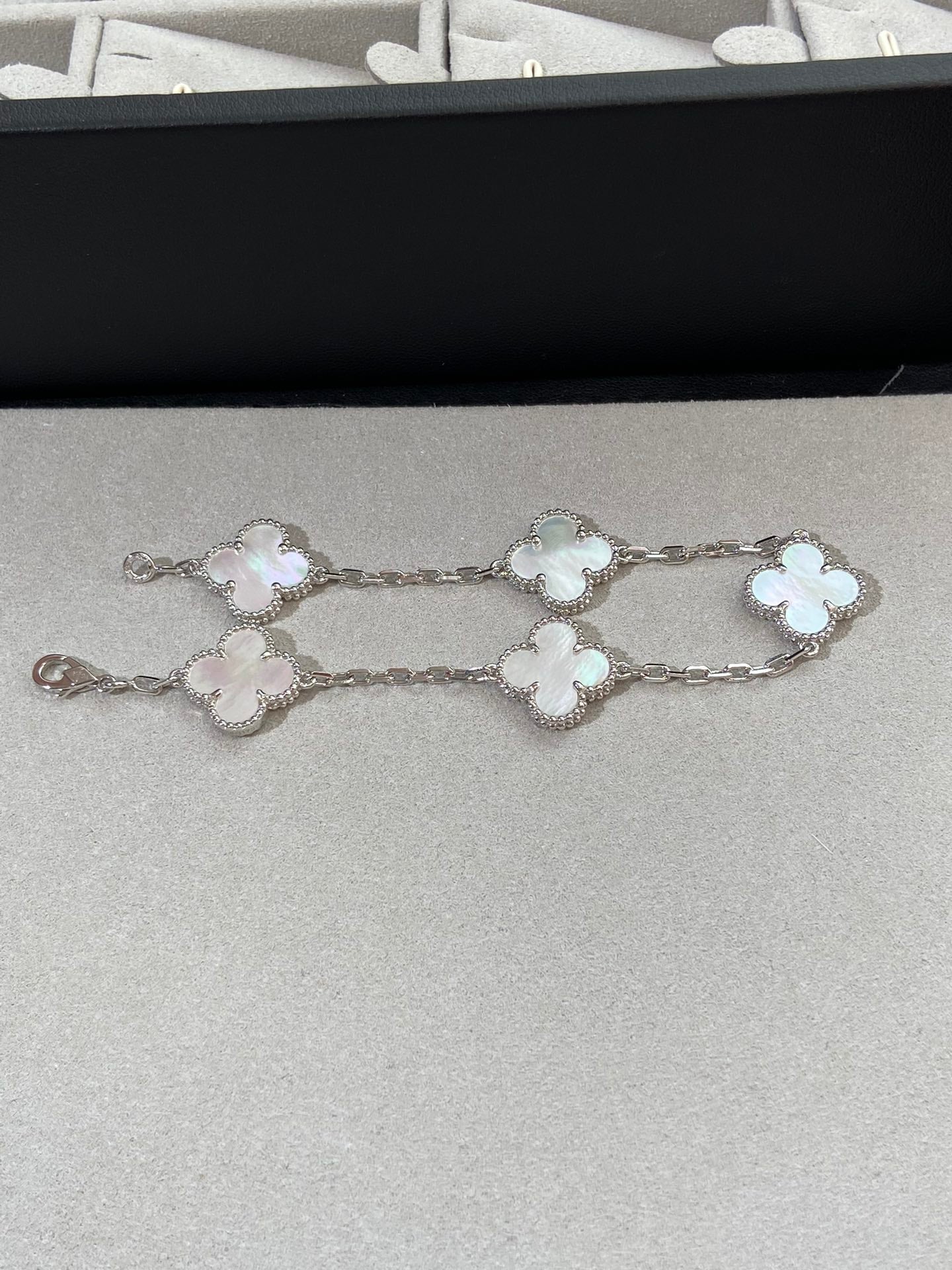 [Clover Jewelry]CLOVER SILVER MOP 5 MOTIF BRACELET