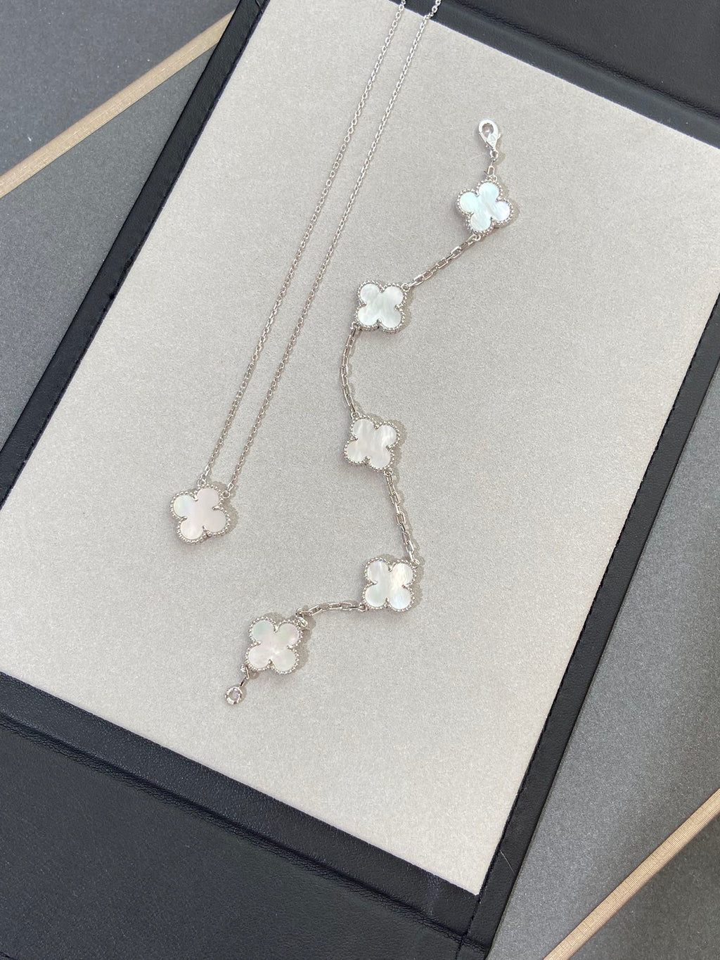 [Clover Jewelry]CLOVER SILVER MOP 5 MOTIF BRACELET