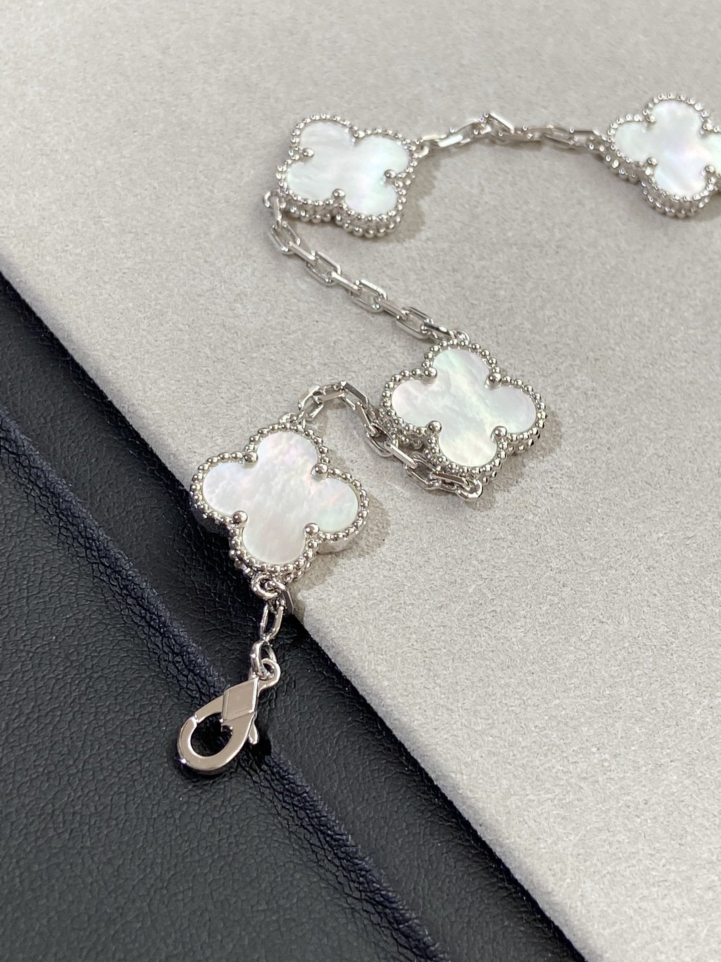 [Clover Jewelry]CLOVER SILVER MOP 5 MOTIF BRACELET