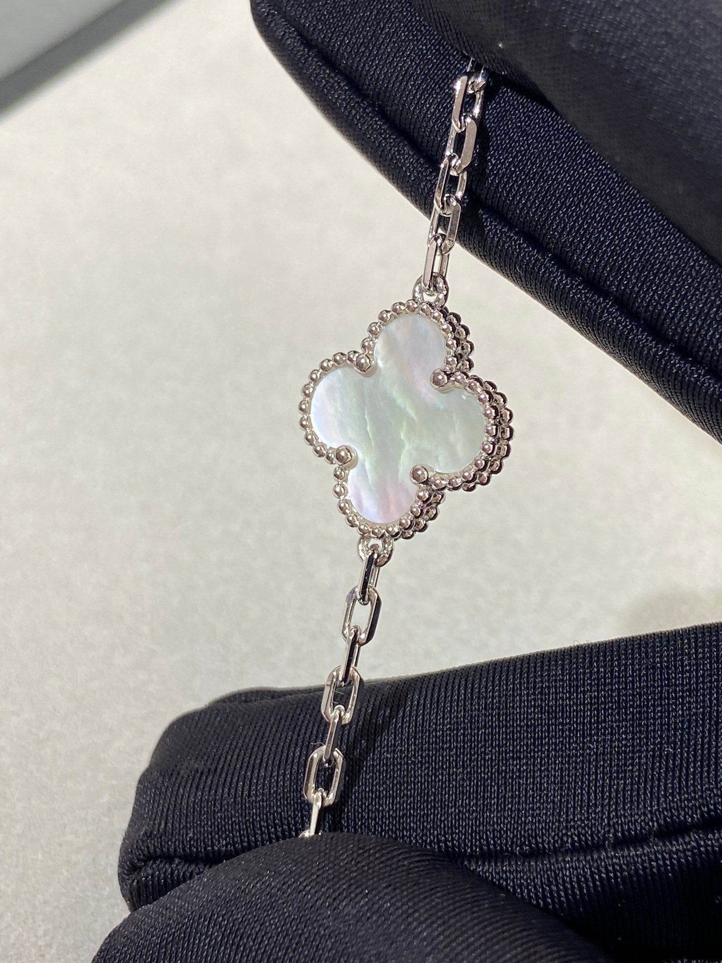 [Clover Jewelery]CLOVER SILVER MOP 5 MOTIF BRACELET