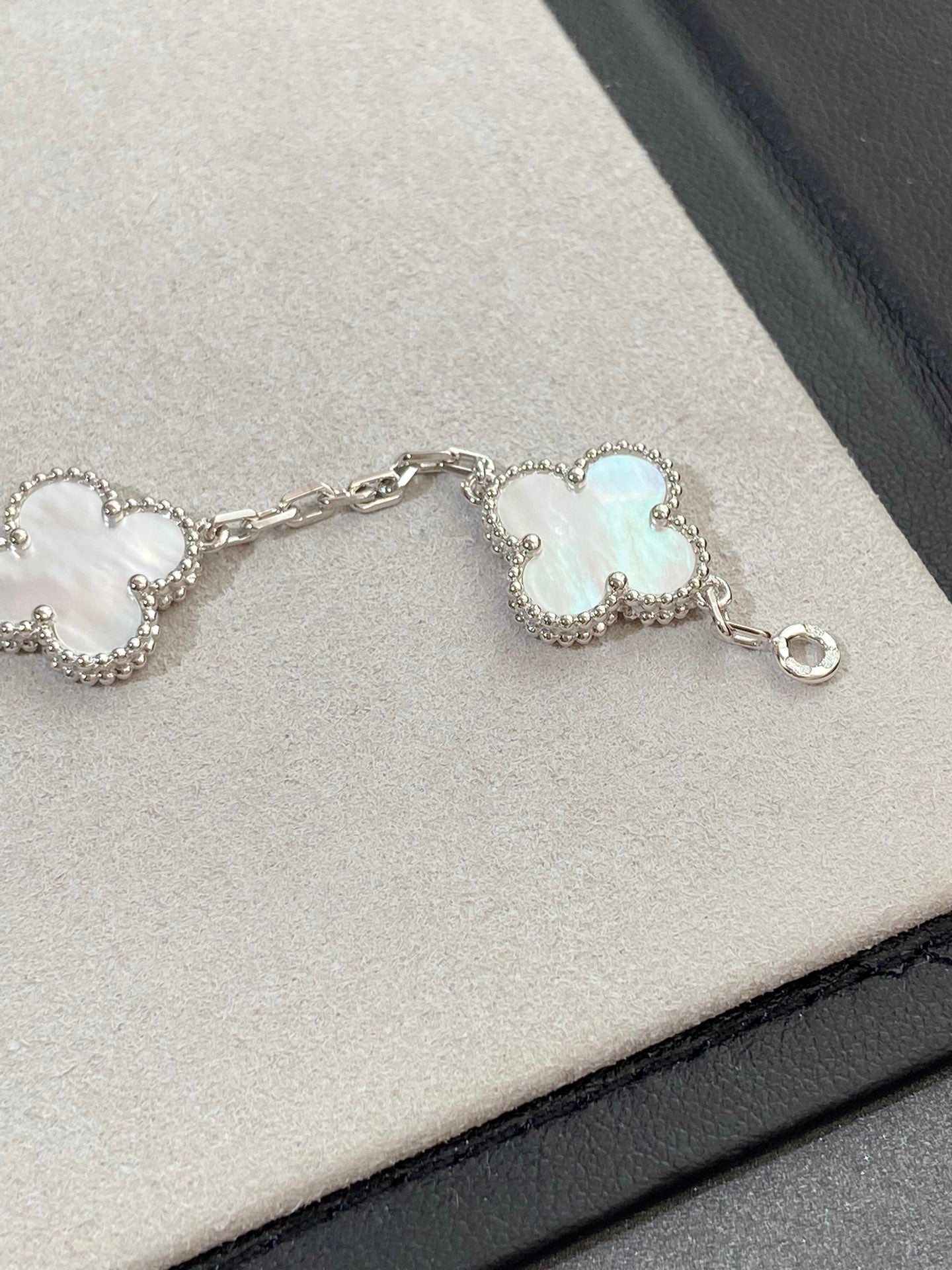 [Clover Jewelery]CLOVER SILVER MOP 5 MOTIF BRACELET