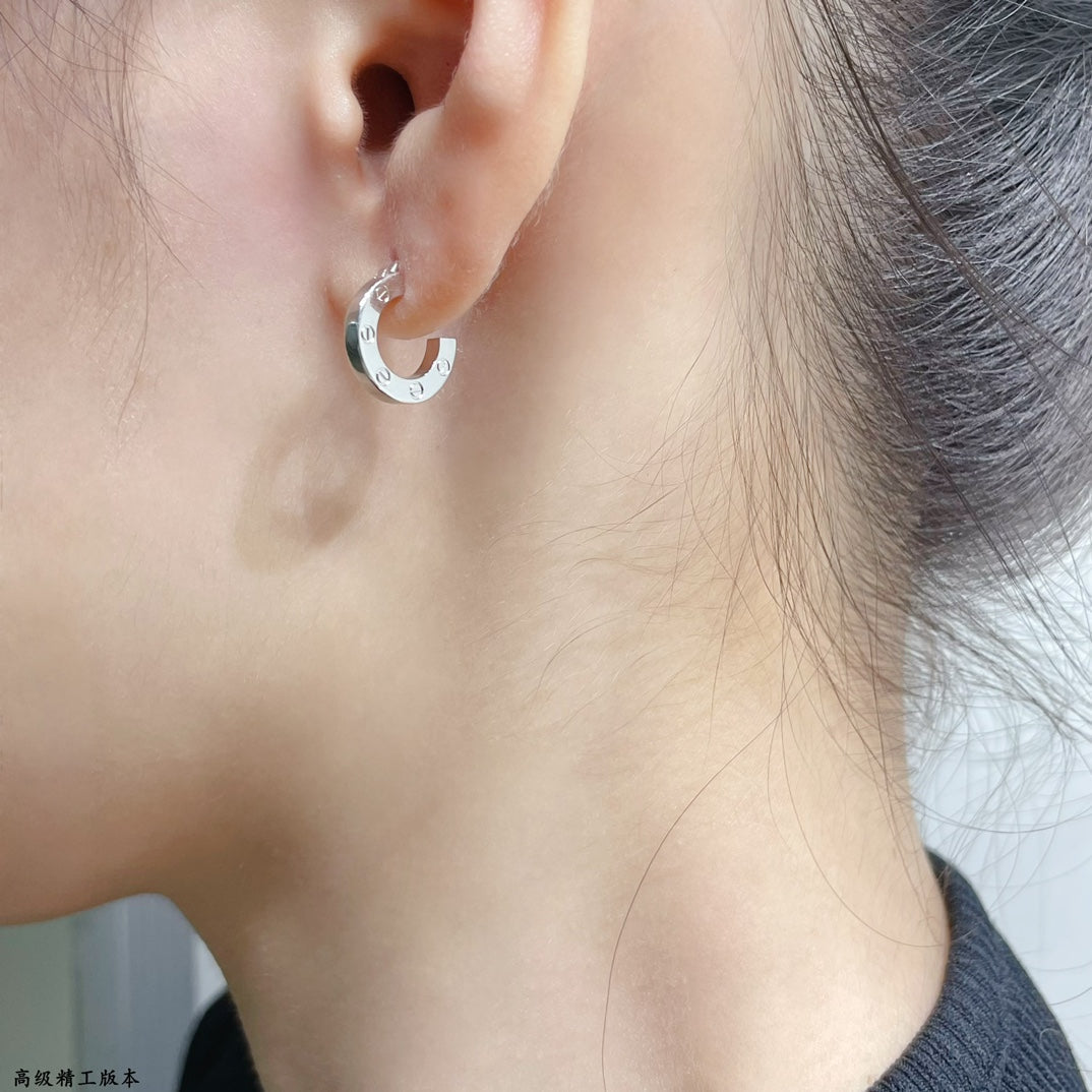 [クローバー・ジュエリー] LOVE ミニピアス