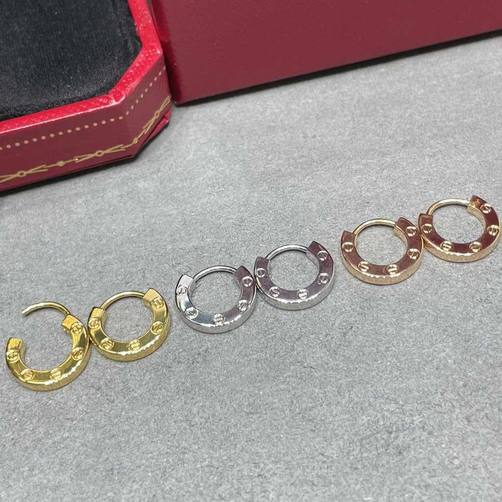 [クローバー・ジュエリー] LOVE ミニピアス