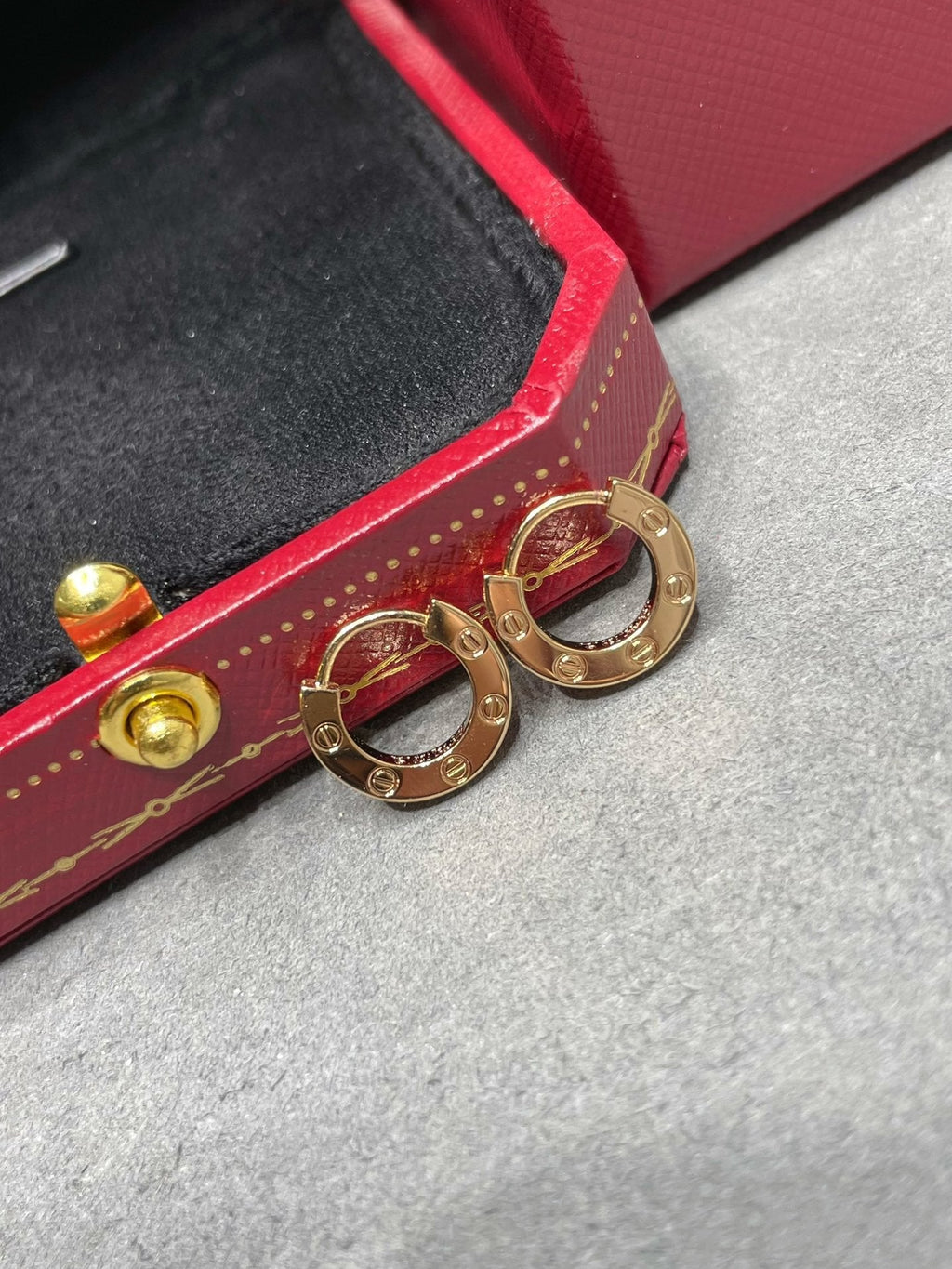 [クローバー・ジュエリー] LOVE ミニピアス