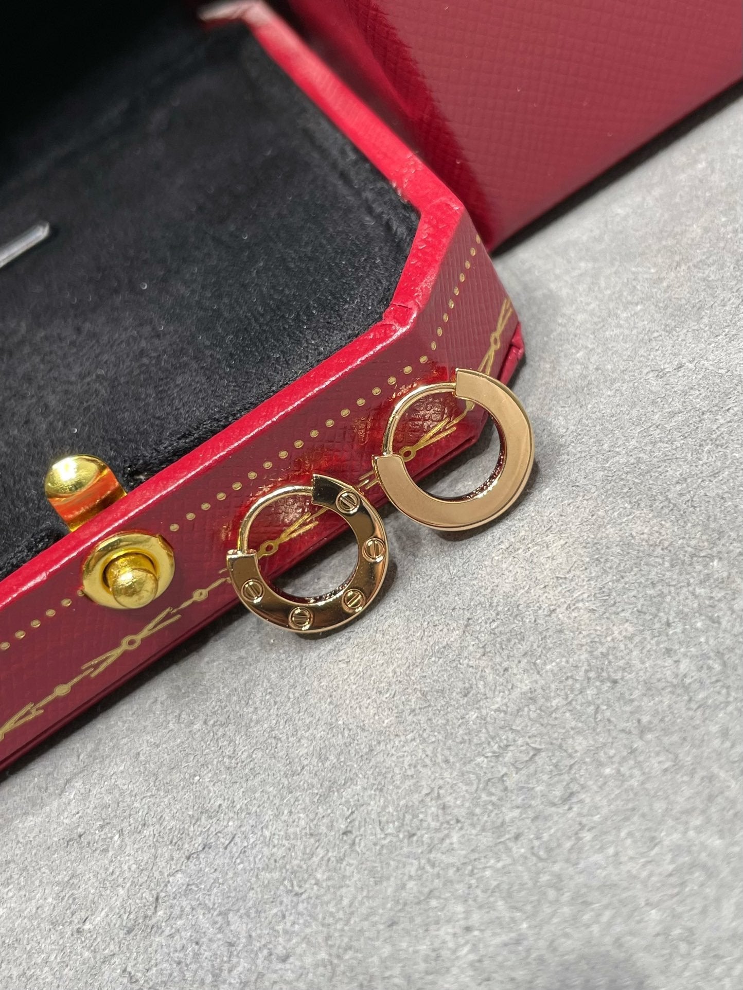 [クローバー・ジュエリー] LOVE ミニピアス