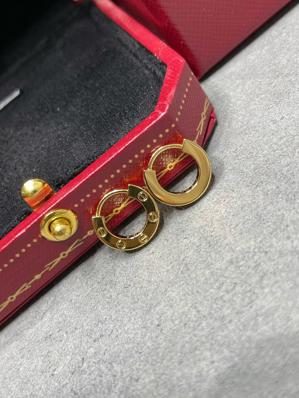 [クローバー・ジュエリー] LOVE ミニピアス