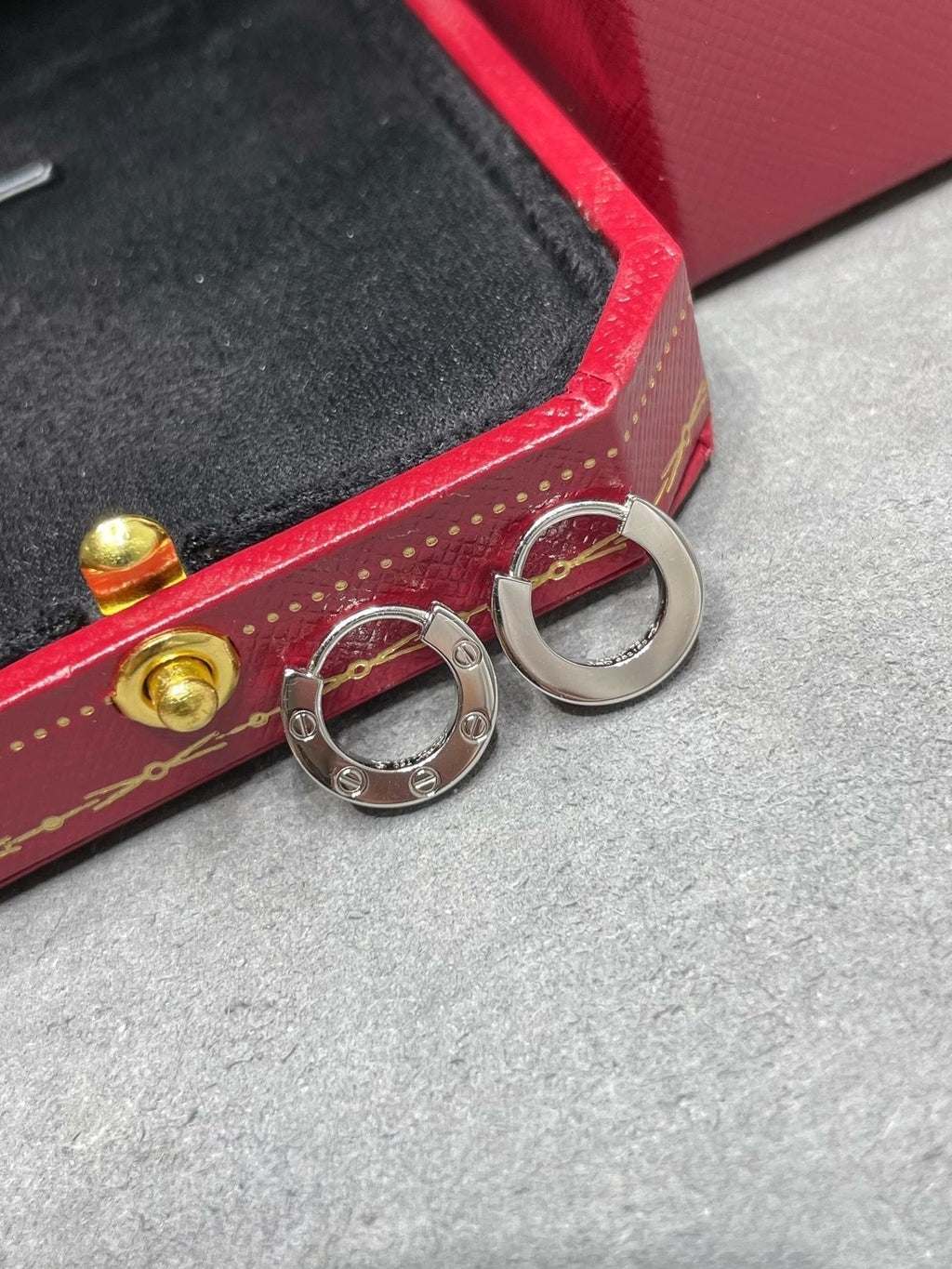 [クローバー・ジュエリー] LOVE ミニピアス
