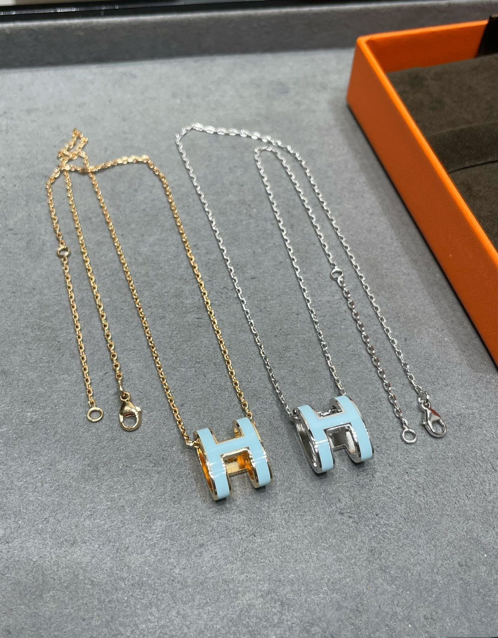 [クローバージュエリー]POP H スカイブルーネックレス