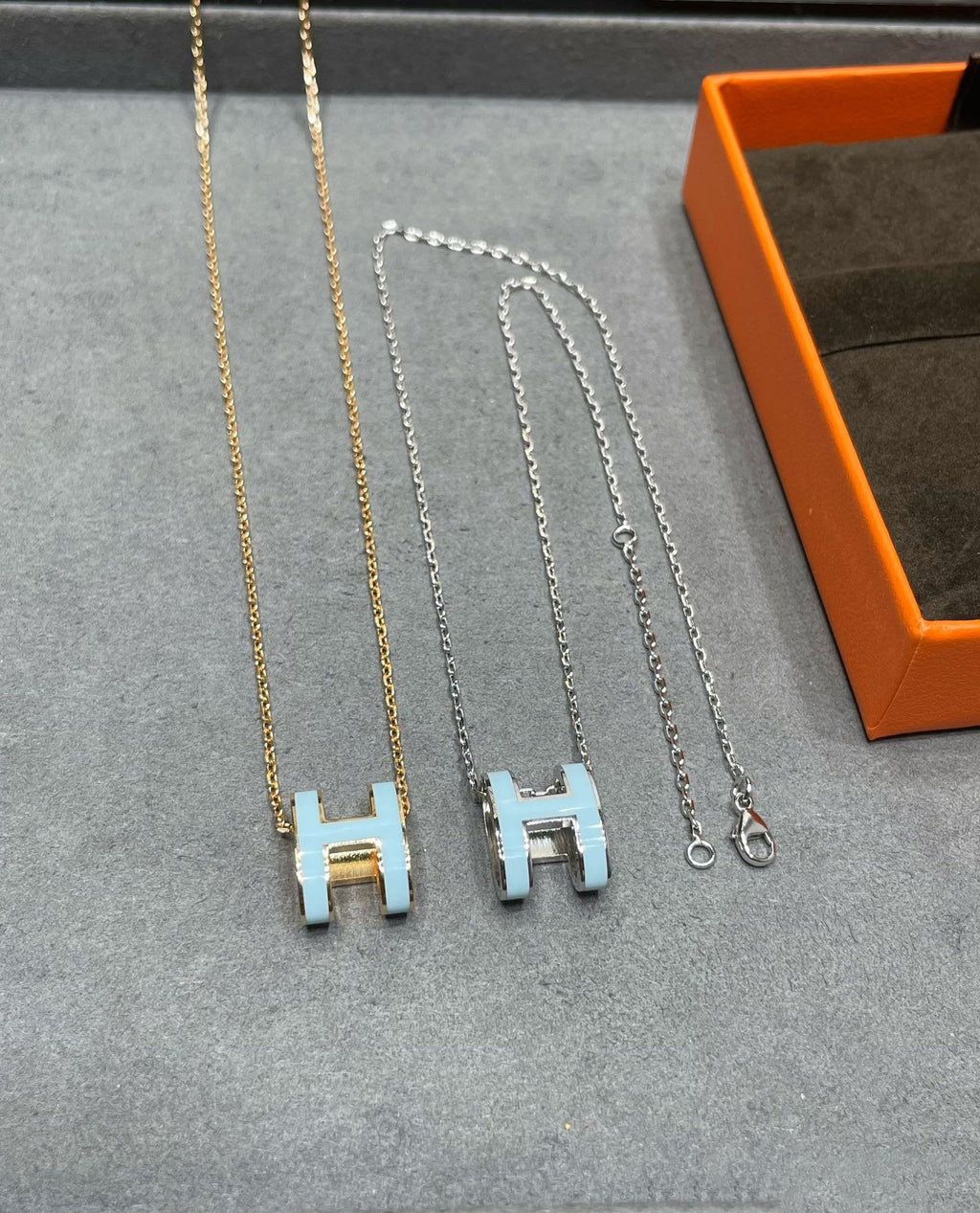 [クローバージュエリー]POP H スカイブルーネックレス