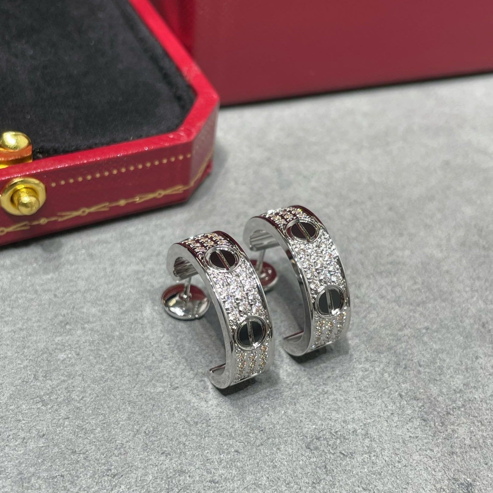 [Clover Jewelry]LOVE CERAMIC DIAMOND PAVED SILVER EARRINGS