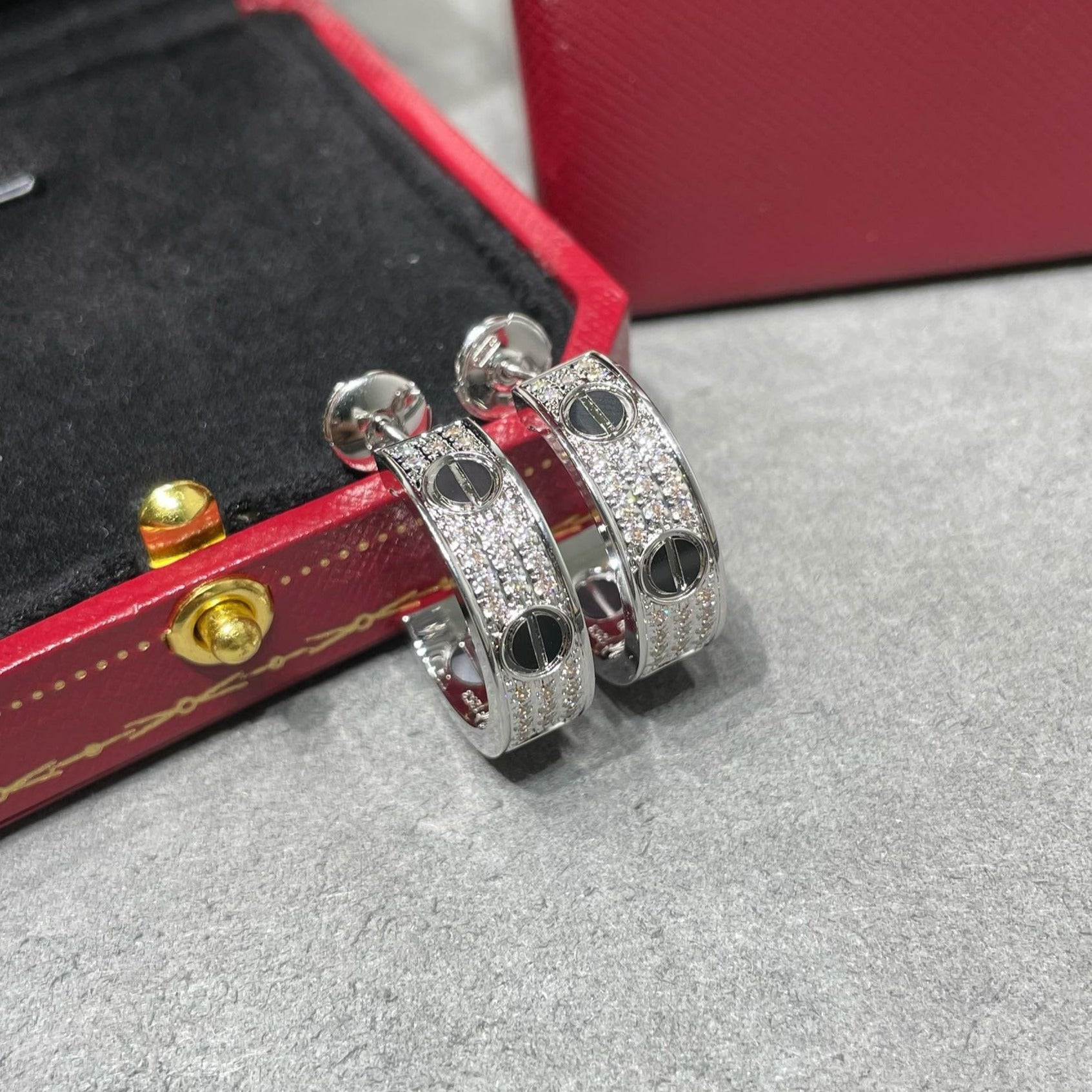 [Clover Jewelry]LOVE CERAMIC DIAMOND PAVED SILVER EARRINGS