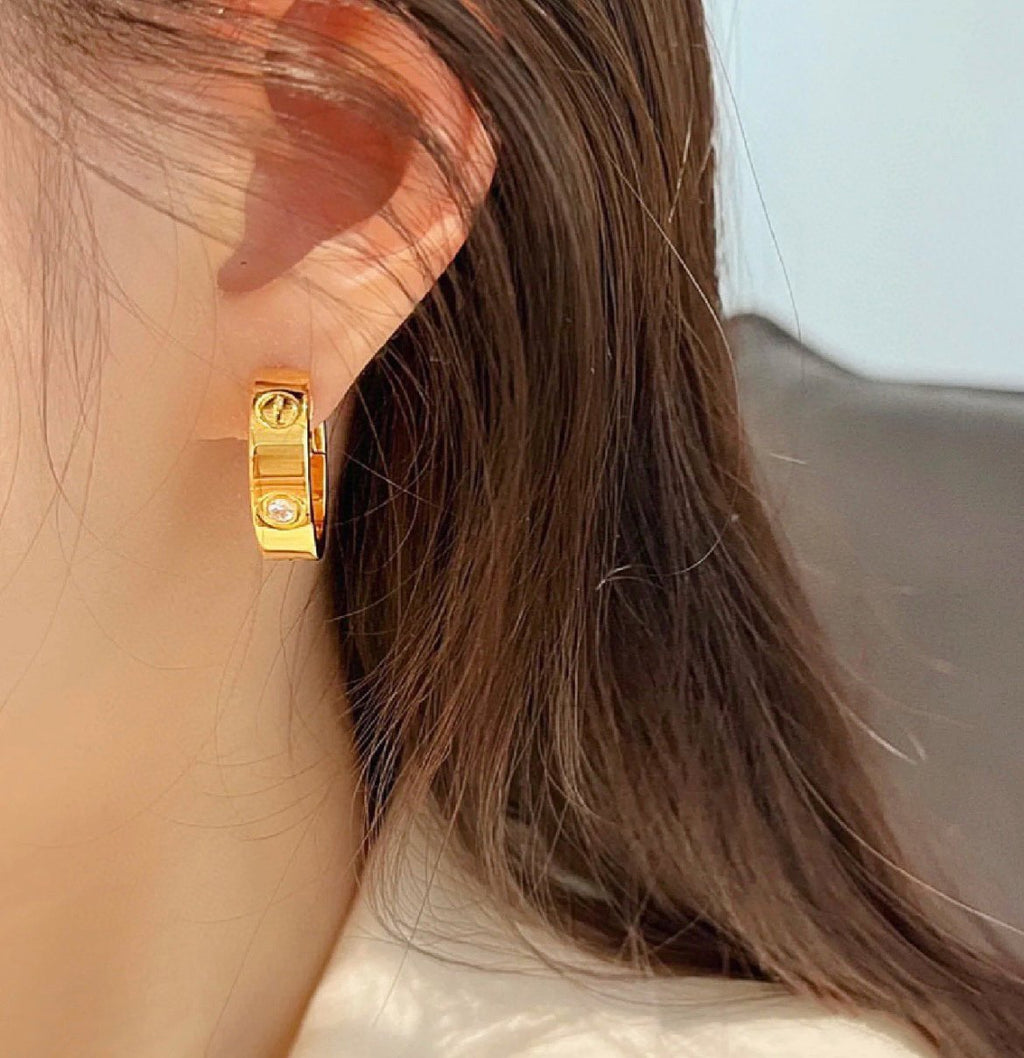 [クローバージュエリー]LOVE 5.5MM 1ダイヤモンドピアス