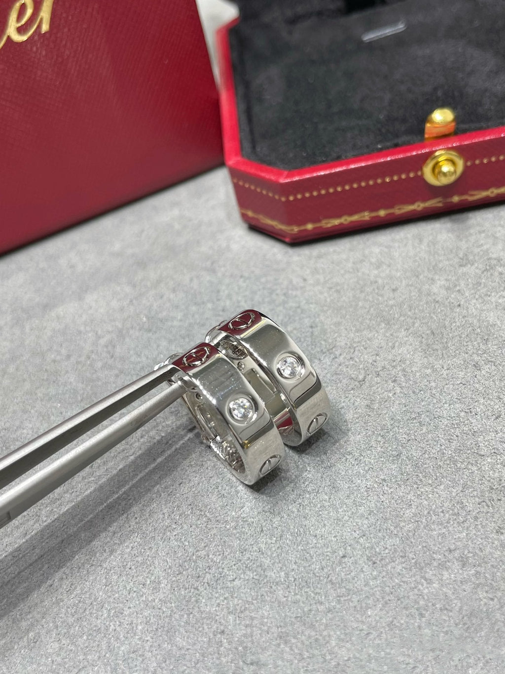 [クローバージュエリー]LOVE 5.5MM 1ダイヤモンドピアス