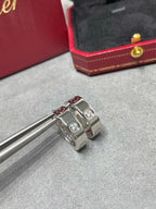 [クローバージュエリー]LOVE 5.5MM 1ダイヤモンドピアス
