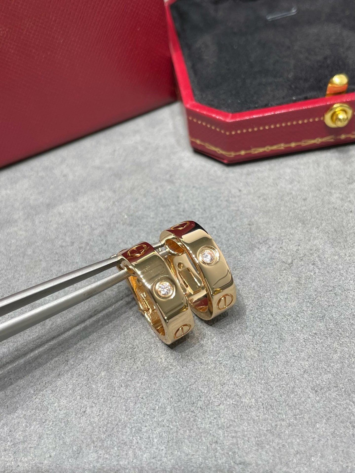 [クローバージュエリー]LOVE 5.5MM 1ダイヤモンドピアス