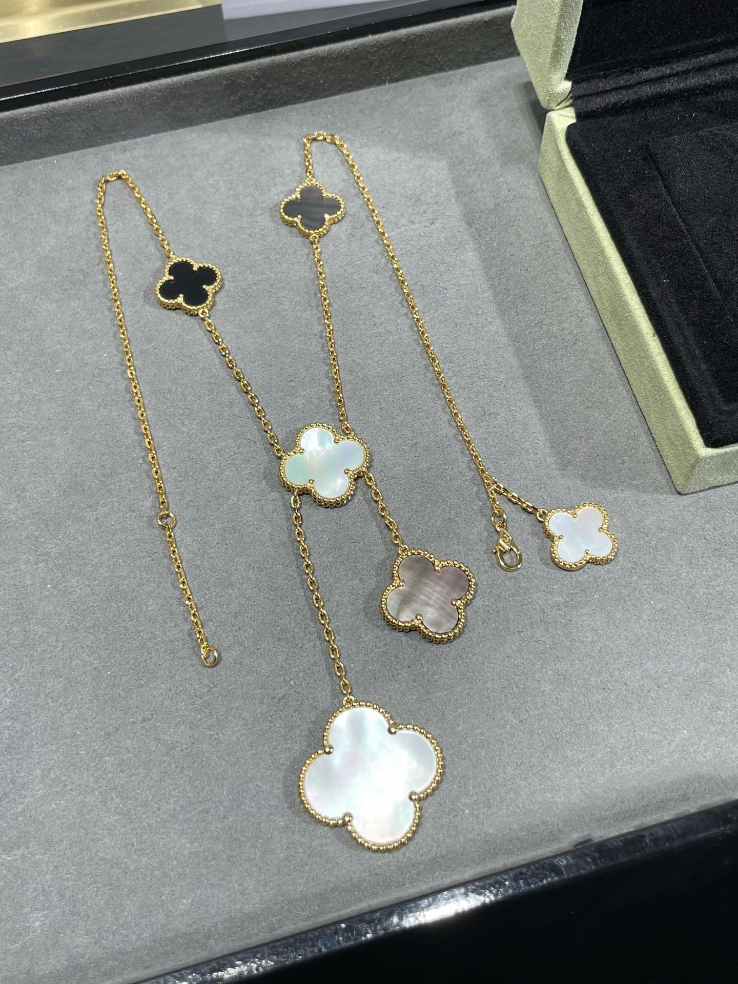 [Clover Schmuck]KLEEBELATT 6 MOTIV PERLMUTT ONYX GOLDHALSKETTE