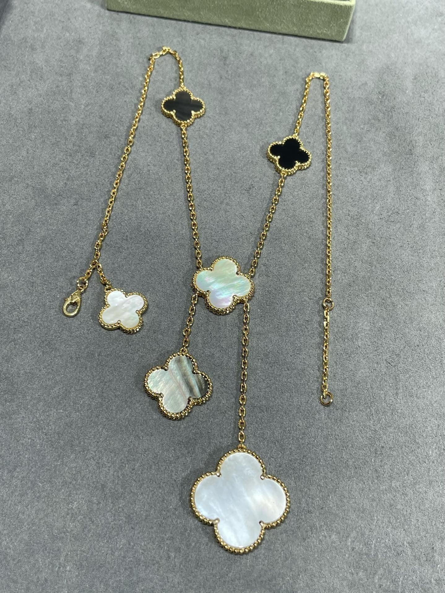 [Clover Schmuck]KLEEBELATT 6 MOTIV PERLMUTT ONYX GOLDHALSKETTE