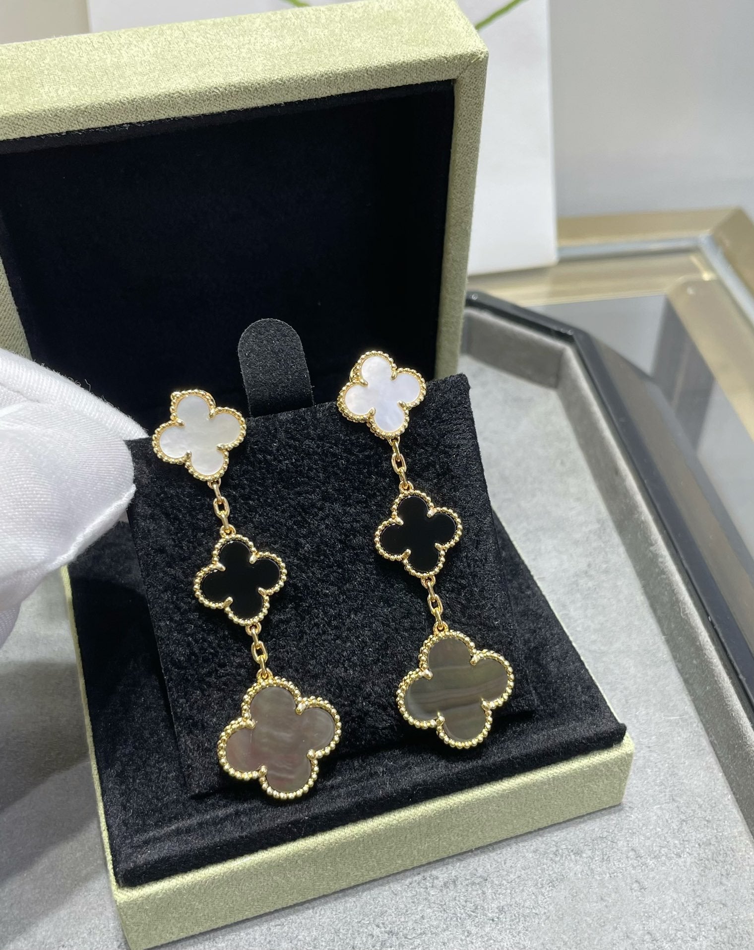 [Clover Jewelry]KLEEBOLATT 3 MOTIV PERLMUTT ONYX DUNKELROSA GOLD OHRRINGE