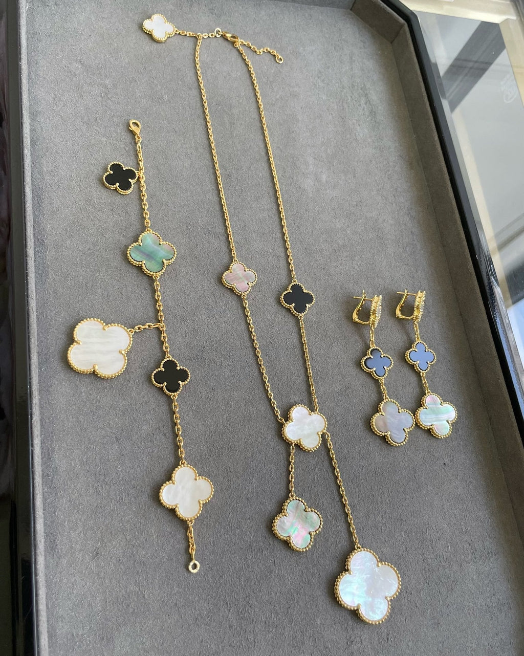 [Clover Jewelry]KLEEBOLATT 3 MOTIV PERLMUTT ONYX DUNKELROSA GOLD OHRRINGE