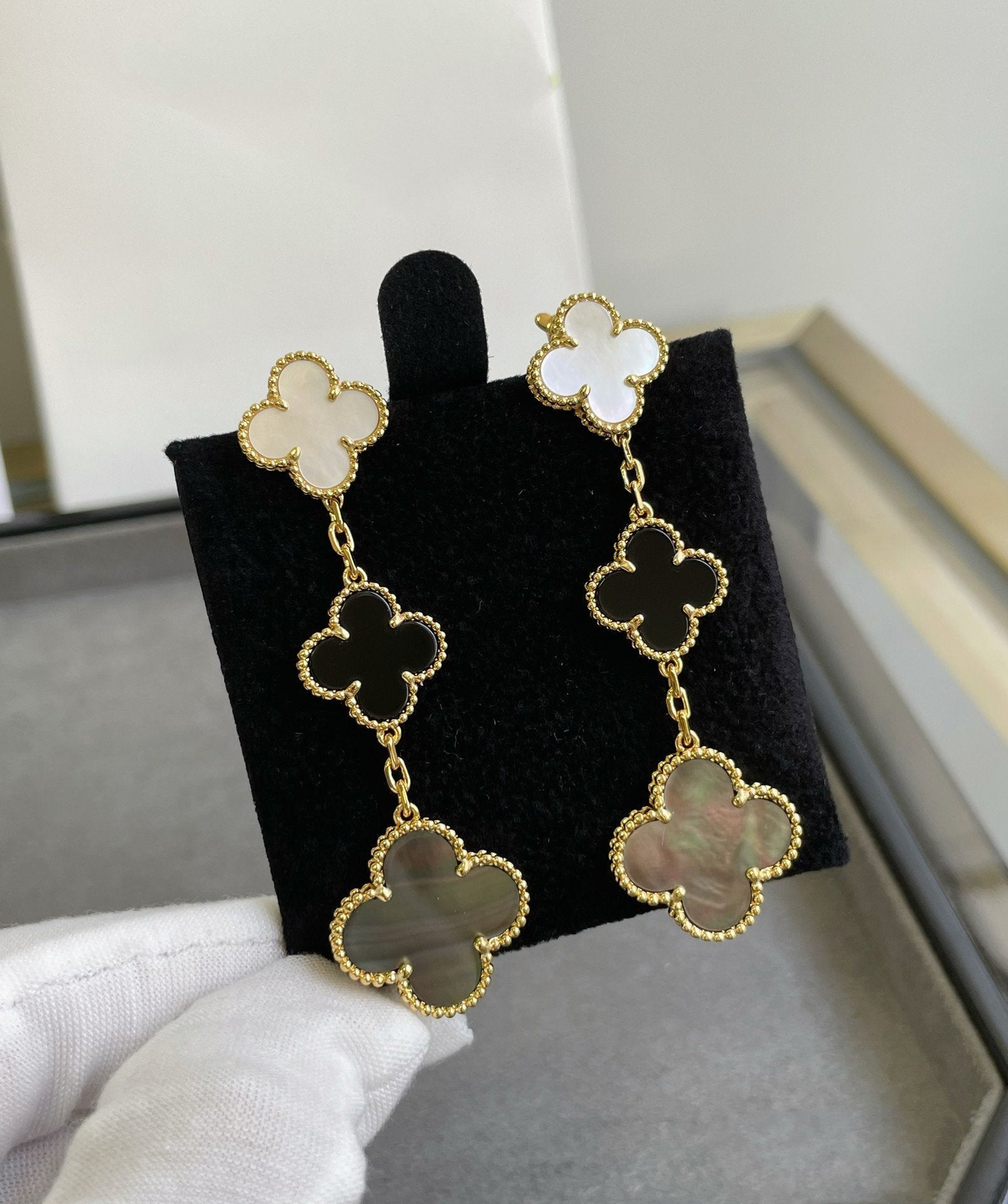 [Clover Jewelry]KLEEBOLATT 3 MOTIV PERLMUTT ONYX DUNKELROSA GOLD OHRRINGE
