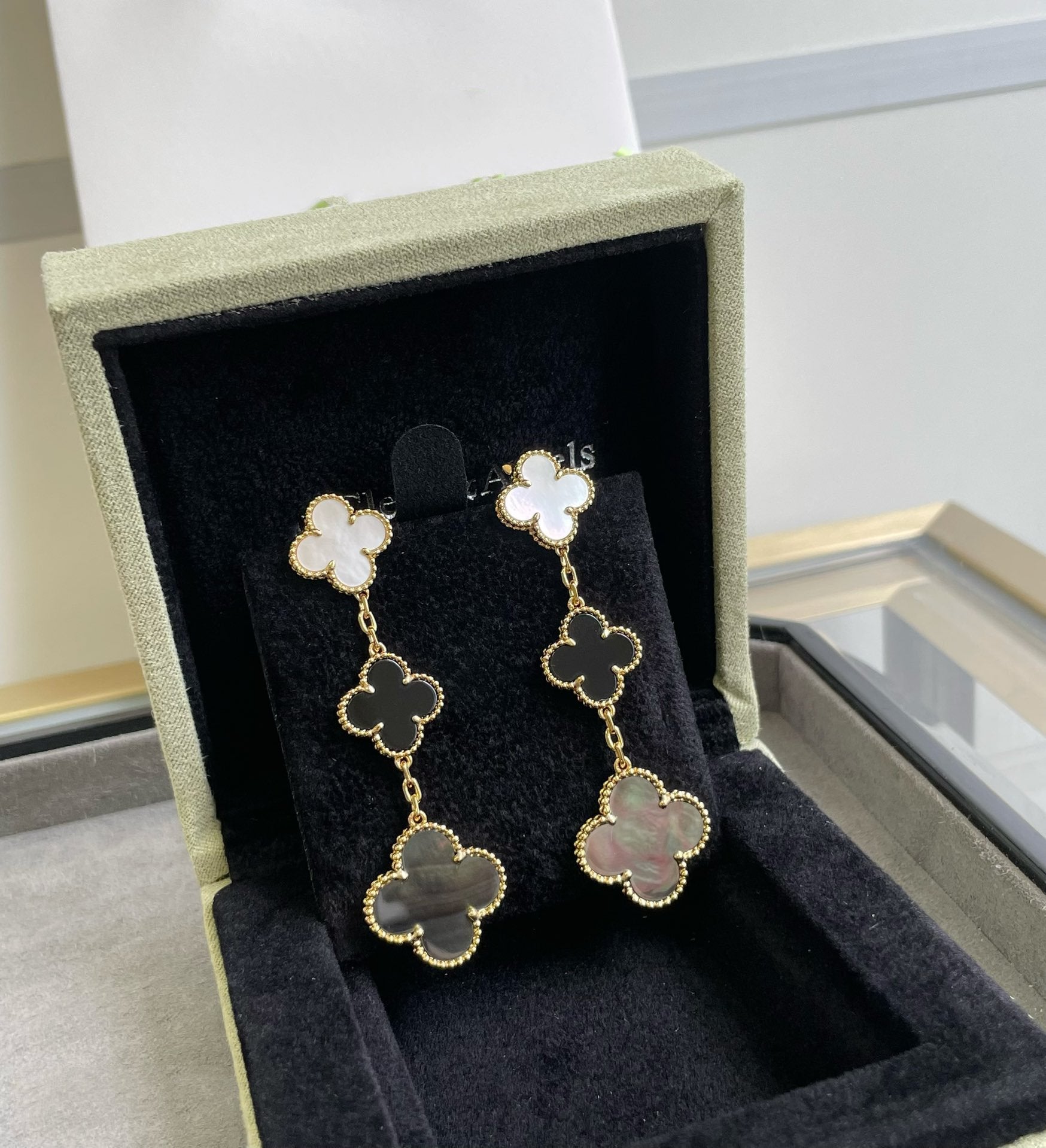 [Clover Jewelry]KLEEBOLATT 3 MOTIV PERLMUTT ONYX DUNKELROSA GOLD OHRRINGE